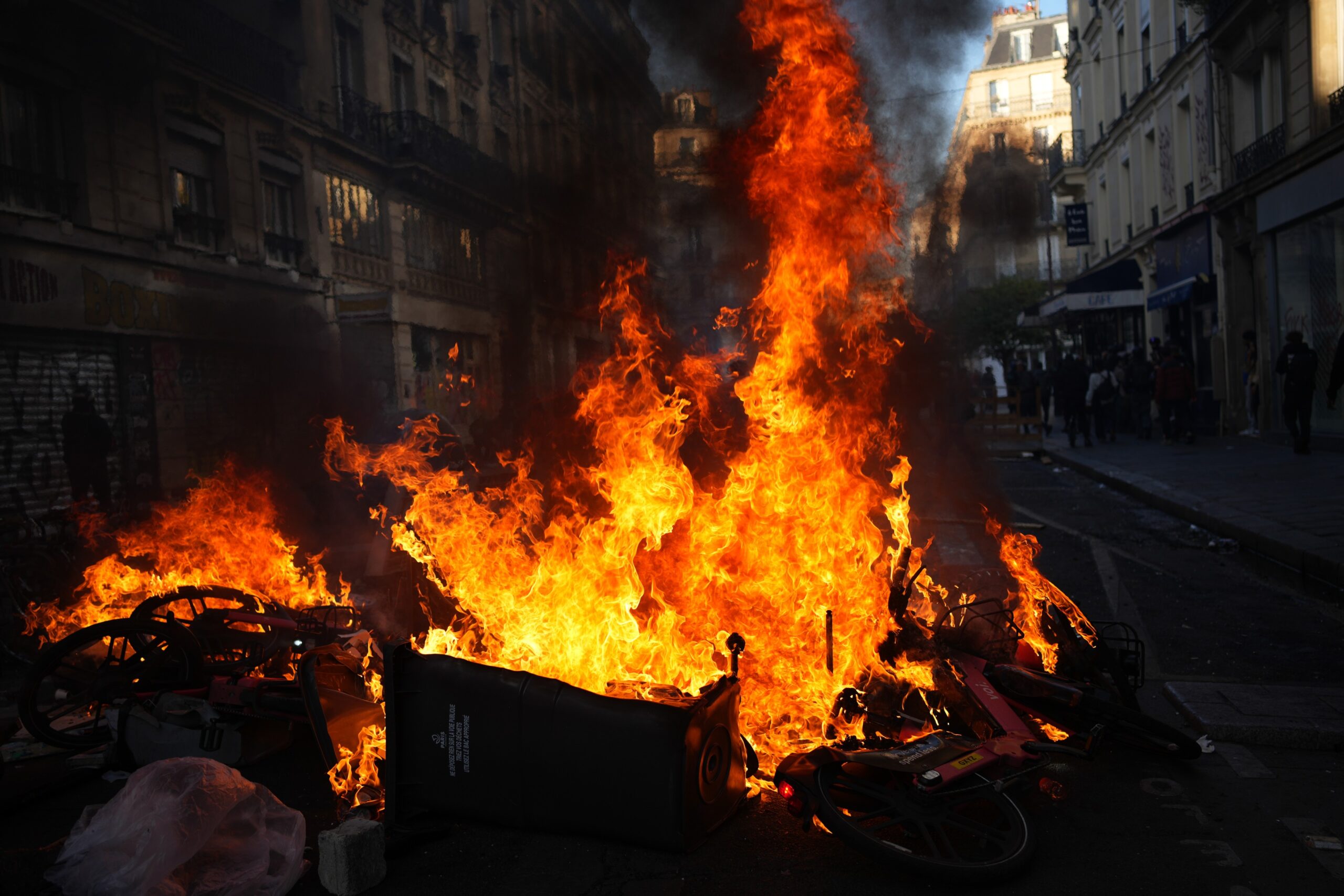 Emmanuel Macron anunță interzicerea manifestațiilor neautorizate în Franța pentru a opri violențele