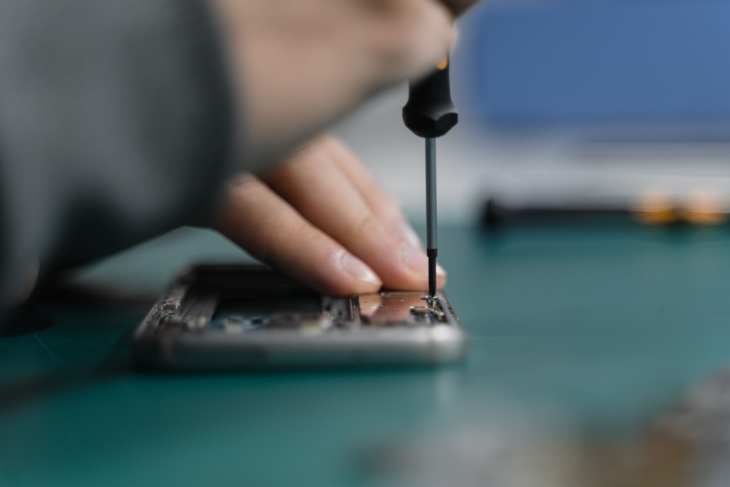 Furt masiv de telefoane mobile într-un magazin: o angajată a sustras 74 de dispozitive prin manipularea sistemului