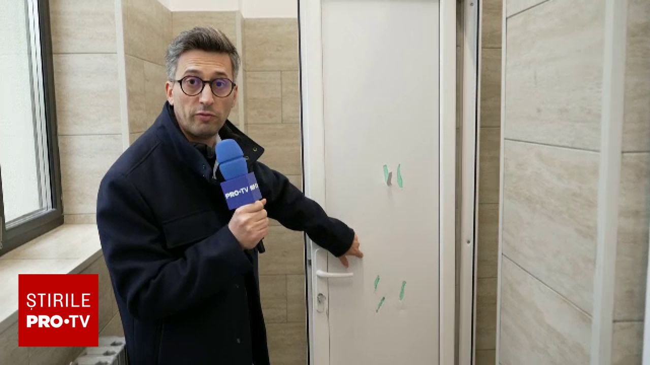 Atac cu macetă la un liceu din Pitești: elev de 15 ani și-a atacat colegii în toaletă