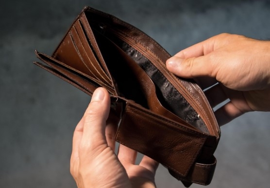 Un bărbat aflat în arest la domiciliu a profitat de drumul spre dializă pentru a comite un nou furt