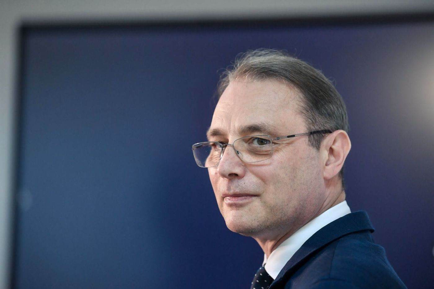 Premierul Luca Niculescu organizează o ședință de lucru pentru creșterea siguranței în mediul școlar