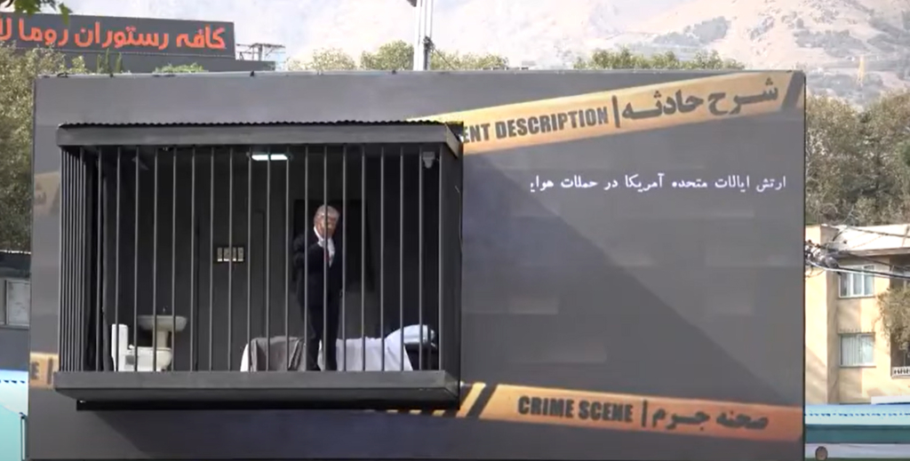 Propagandă în Teheran: o celulă de închisoare suspendată în care un actor îl interpretează pe Trump