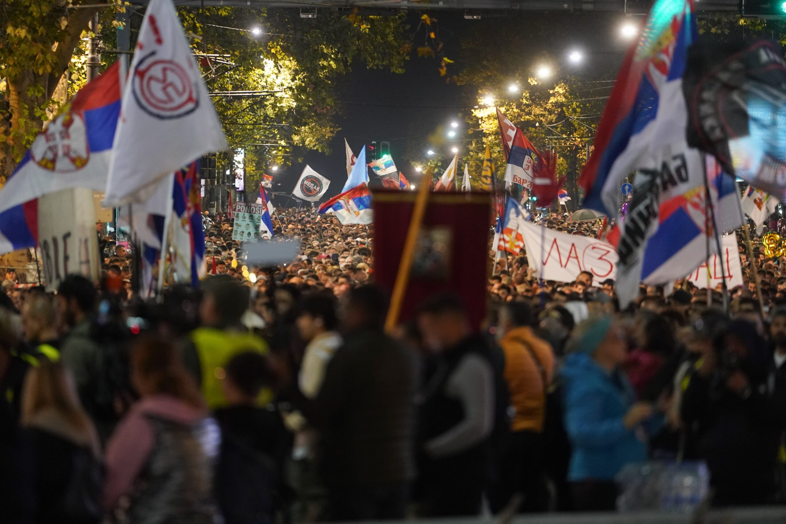 Zeci de mii de oameni au participat la mitingul final al opoziției în Belgrad, înainte de alegerile din Serbia