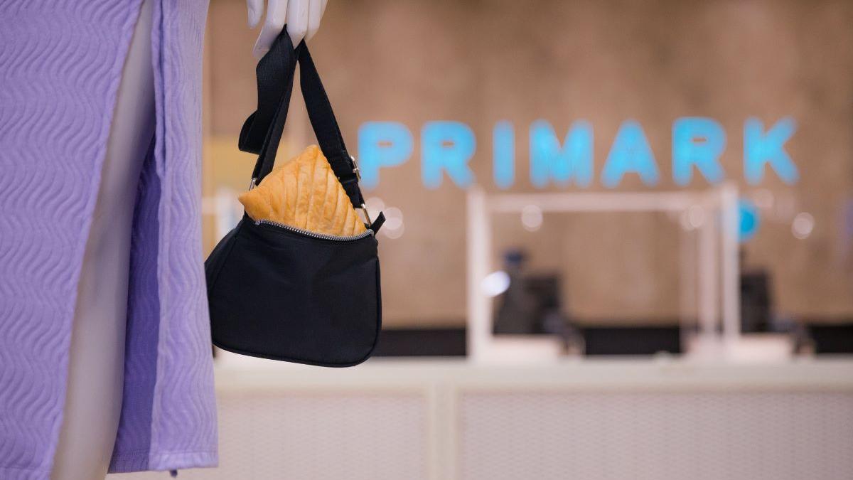 Scandal la Primark: O manageră a fost concediată după ce ascundea haine la reducere pentru angajați