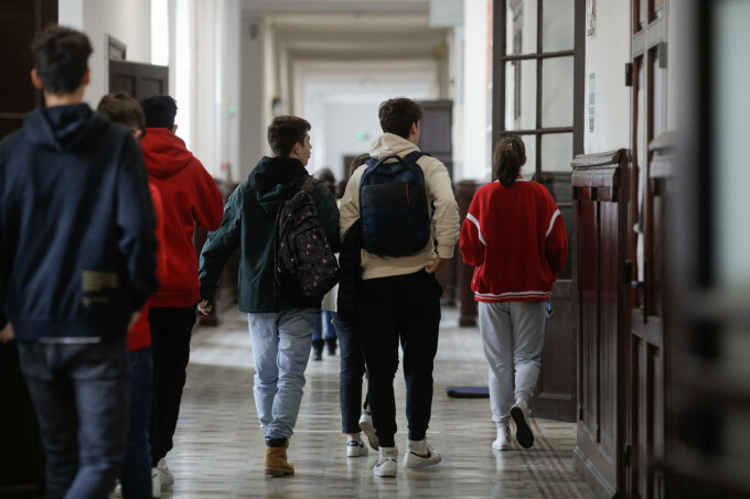 Tinerii care urmează liceul pot primi alocația de stat și după vârsta de 18 ani