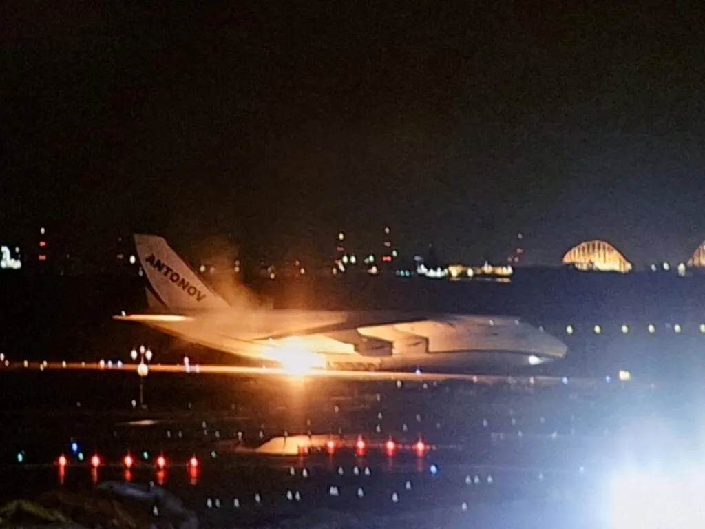 Un avion cargo ucrainean Antonov An-124 a luat foc la aterizarea din Japonia