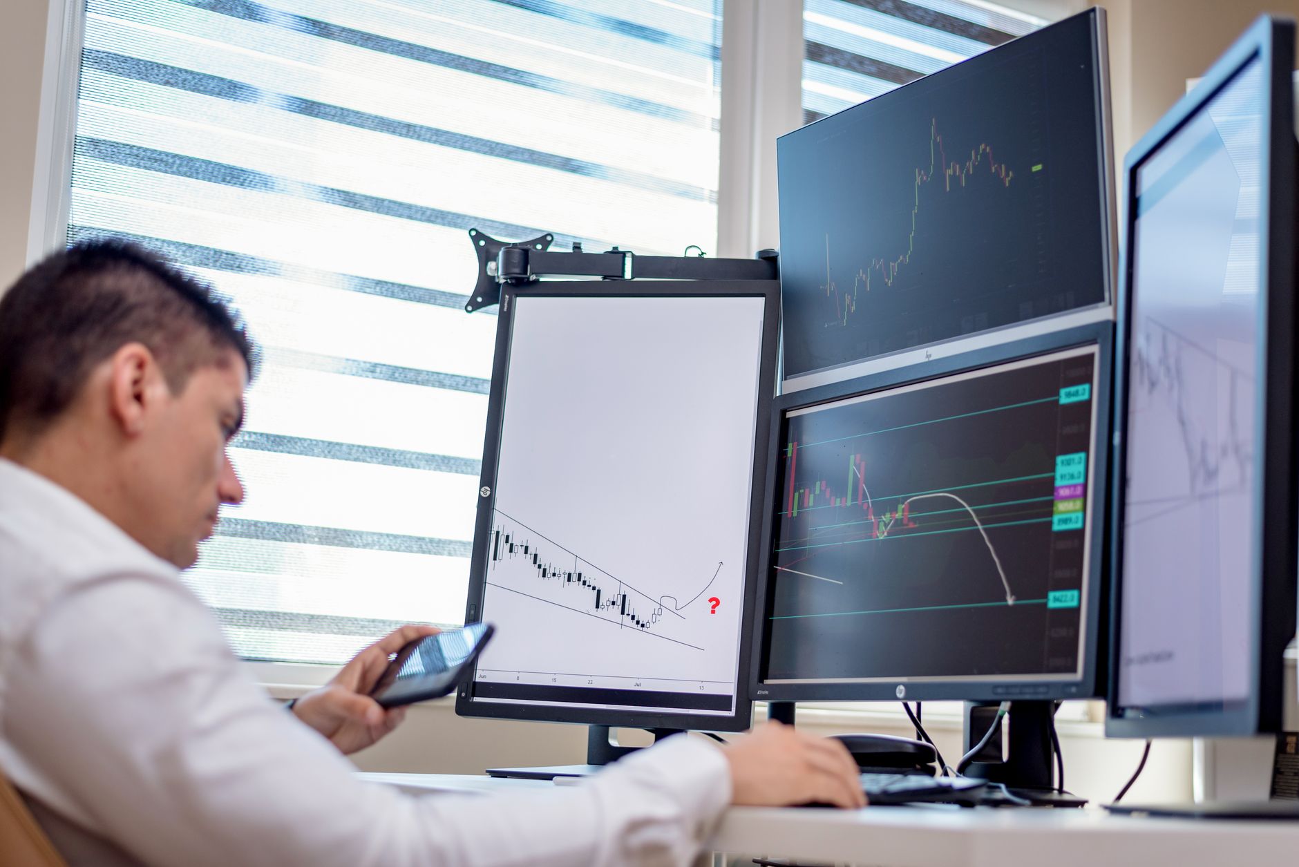 Nouă carte despre educație financiară: Poți investi ca pe Wall Street chiar și de la București