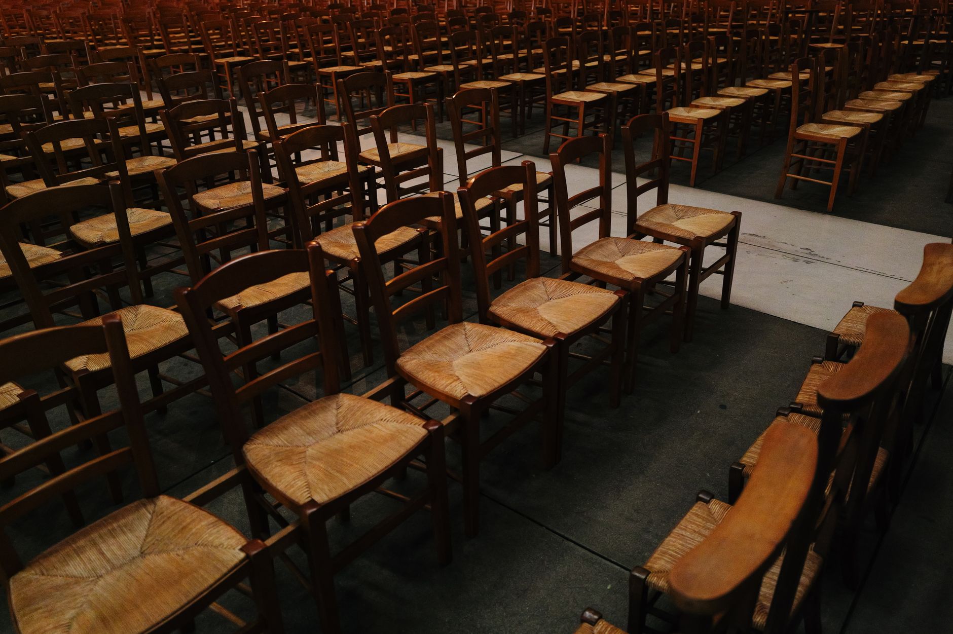 Minor de 15 ani care a atacat colegii cu o macetă a fost plasat în arest la domiciliu