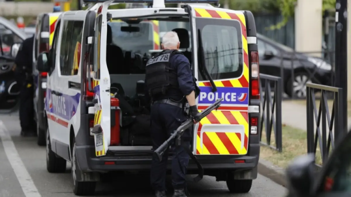 Atac armat cu mașina și arme de foc în suburbia Parisului: o persoană ucisă și cinci rănite