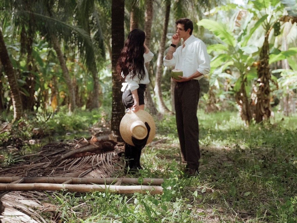 Tinerii români care au creat HIWATER: de la o nevoie de părinte la un brand de apă de cocos care exportă