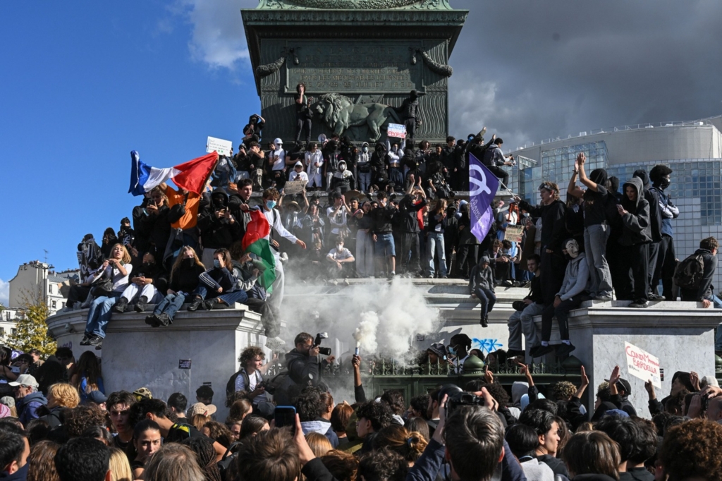 Franța mobilizează 70.000 de forțe de ordine pentru protestele de sâmbătă. Muzee importante sunt închise