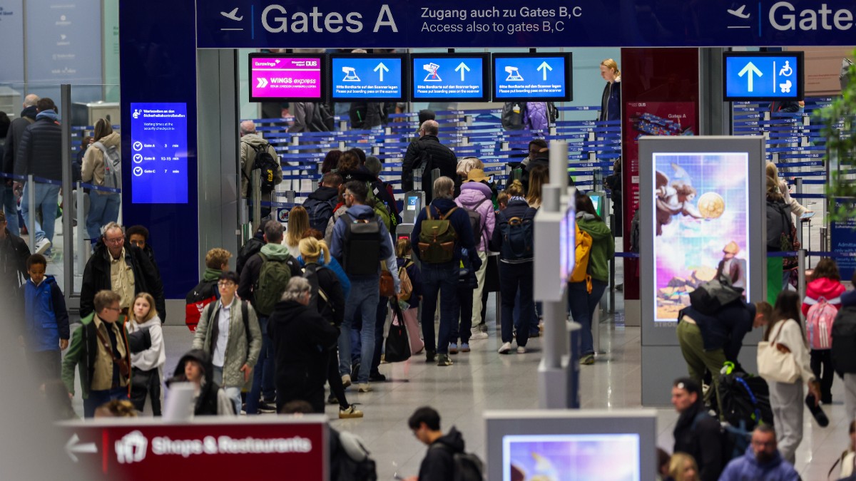 Plan de urgență la aeroportul din Düsseldorf după ce pasagerii dintr-un avion din Grecia s-au îmbolnivit