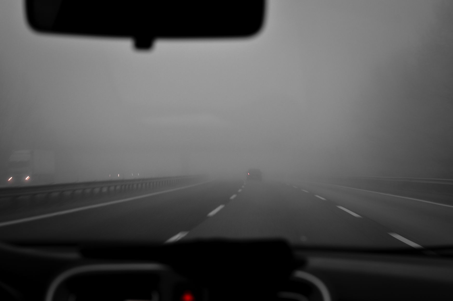 Condiții de ceață densă pe autostrăzile A1, A2, A3 și A7: Vizibilitate redusă în mai multe județe