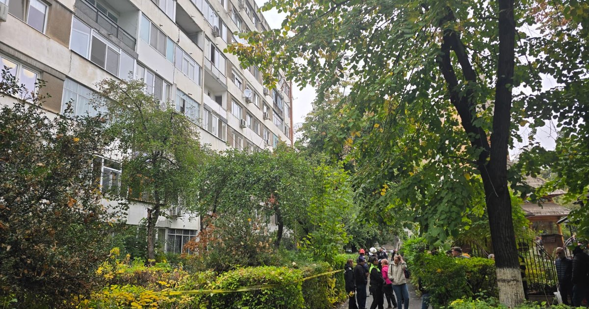 Evacuare preventivă într-un bloc din Sectorul 6, după apariția unei crăpături între etaje