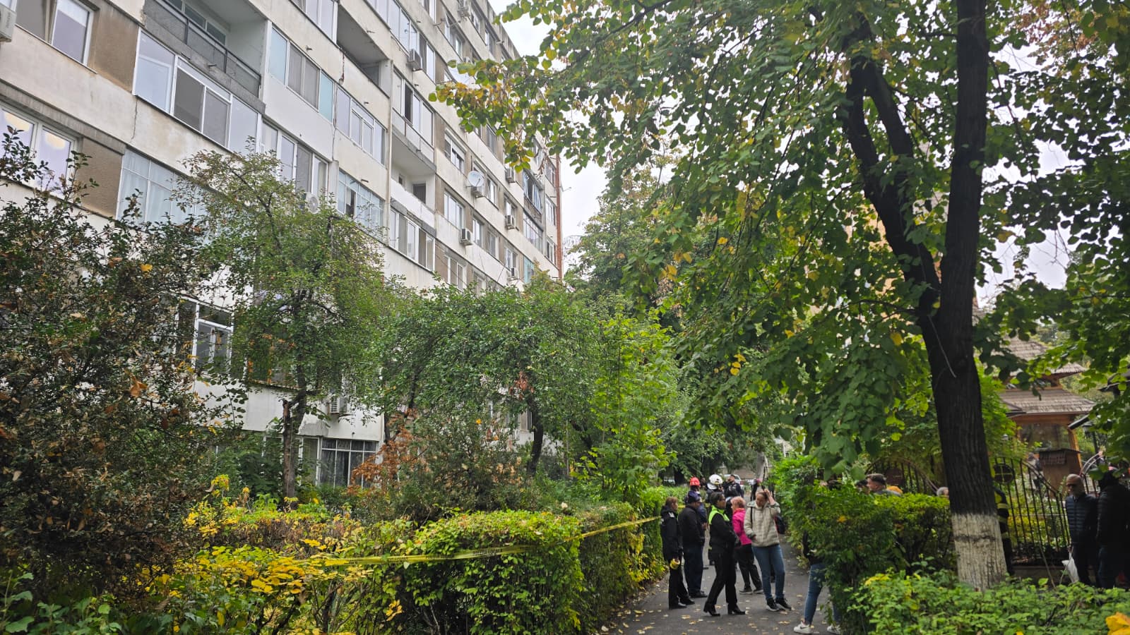 Bloc din Drumul Taberei a fost evacuat după descoperirea unor fisuri pe trei etaje