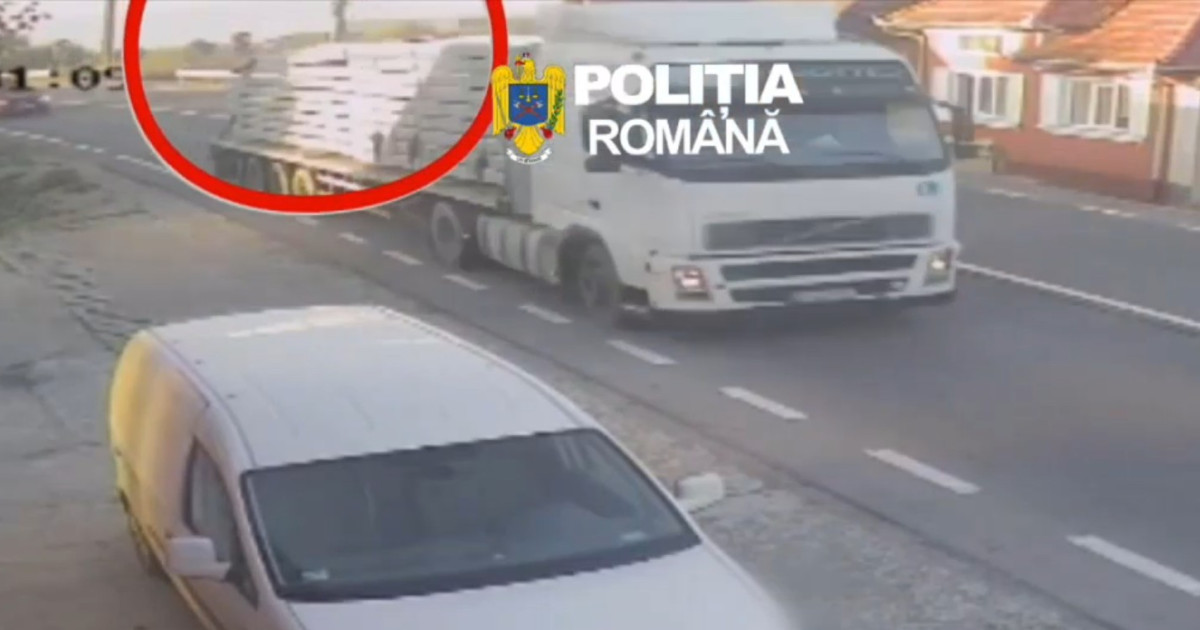 Accident spectaculos pe DN13 în Brașov: Grinzi metalice au lovit un TIR, șoferii au fost amendați