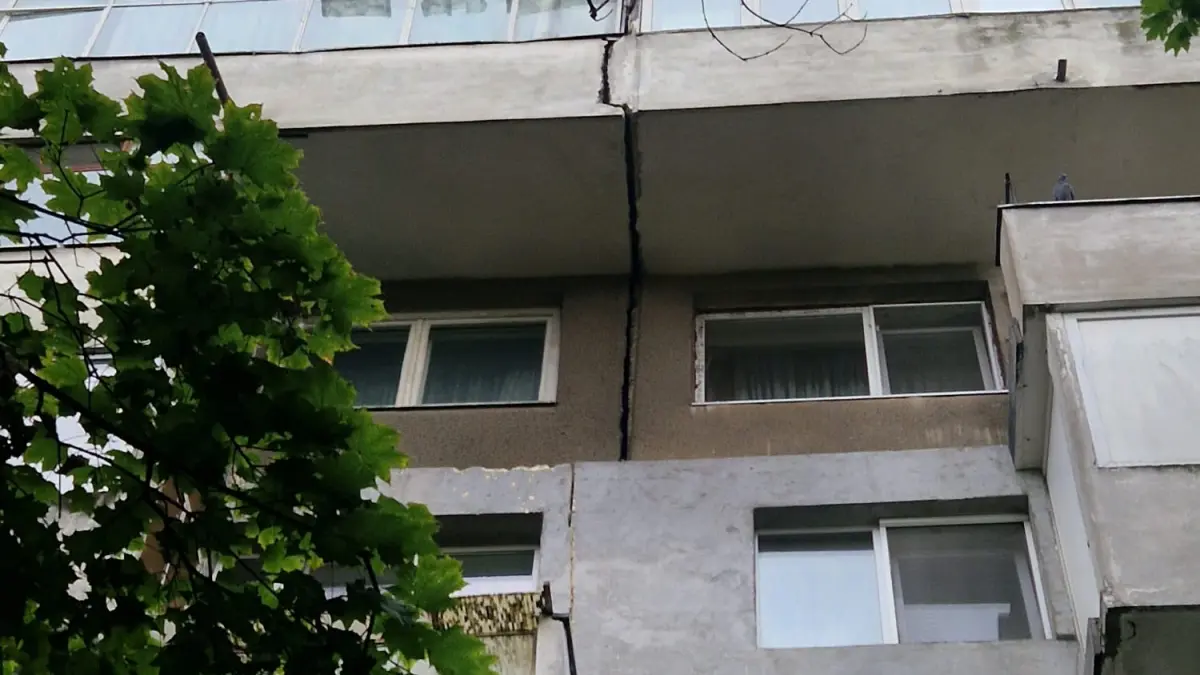 Crăpătură la un bloc din Drumul Taberei. Inginerul Marius Marinescu avertizează despre siguranța clădirilor