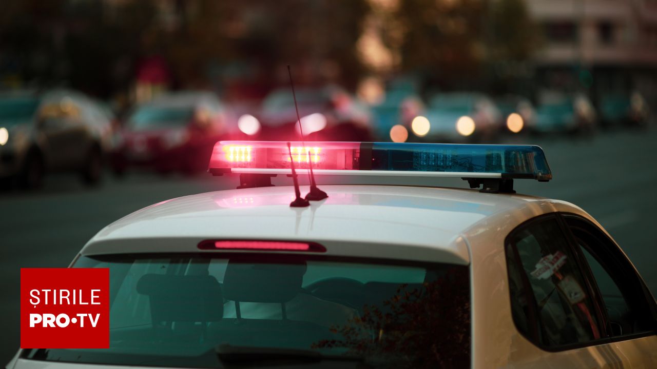 Accident violent în Buzău: o mașină de poliție a lovit două autovehicule staționate