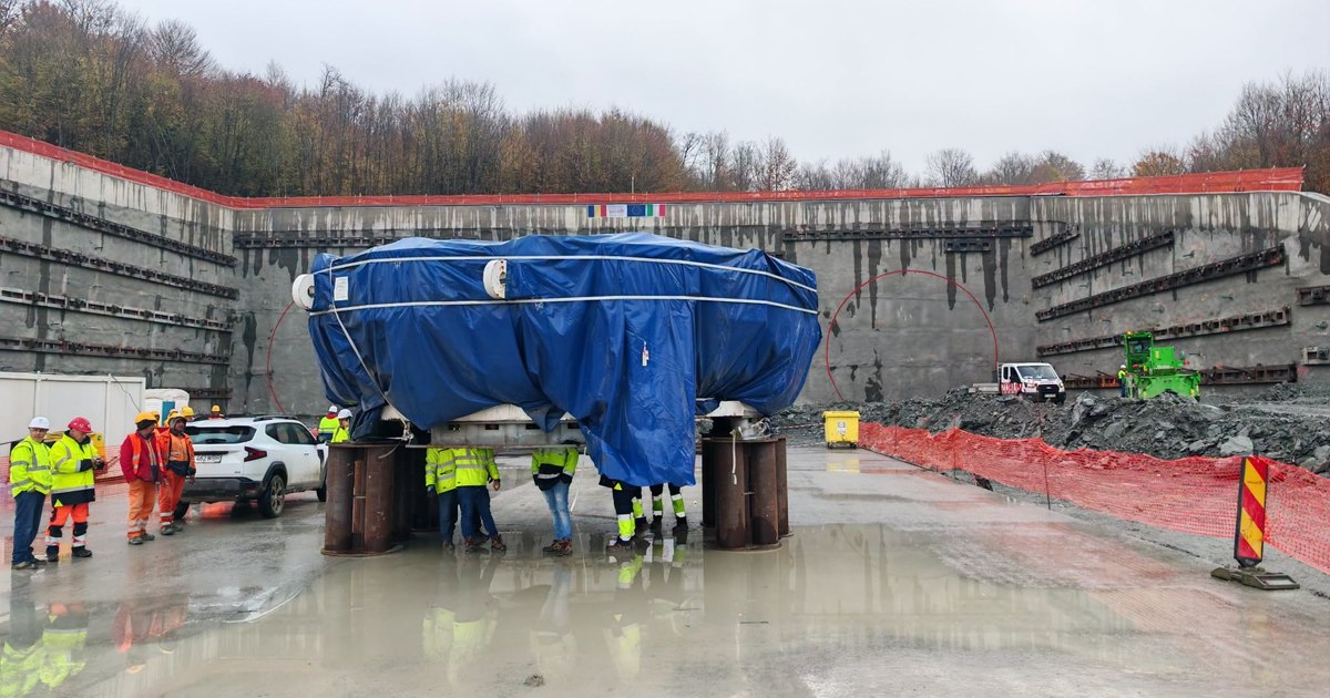 Pas major pe Autostrada Sibiu–Pitești: Capul de foraj de 131 de tone a ajuns la șantier