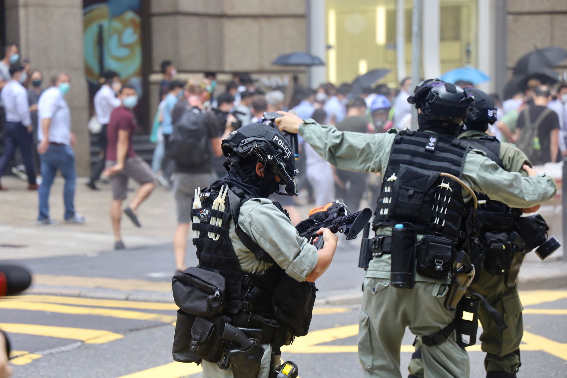 Proteste violente în Europa: ciocniri cu poliția în Italia, Franța și Albania