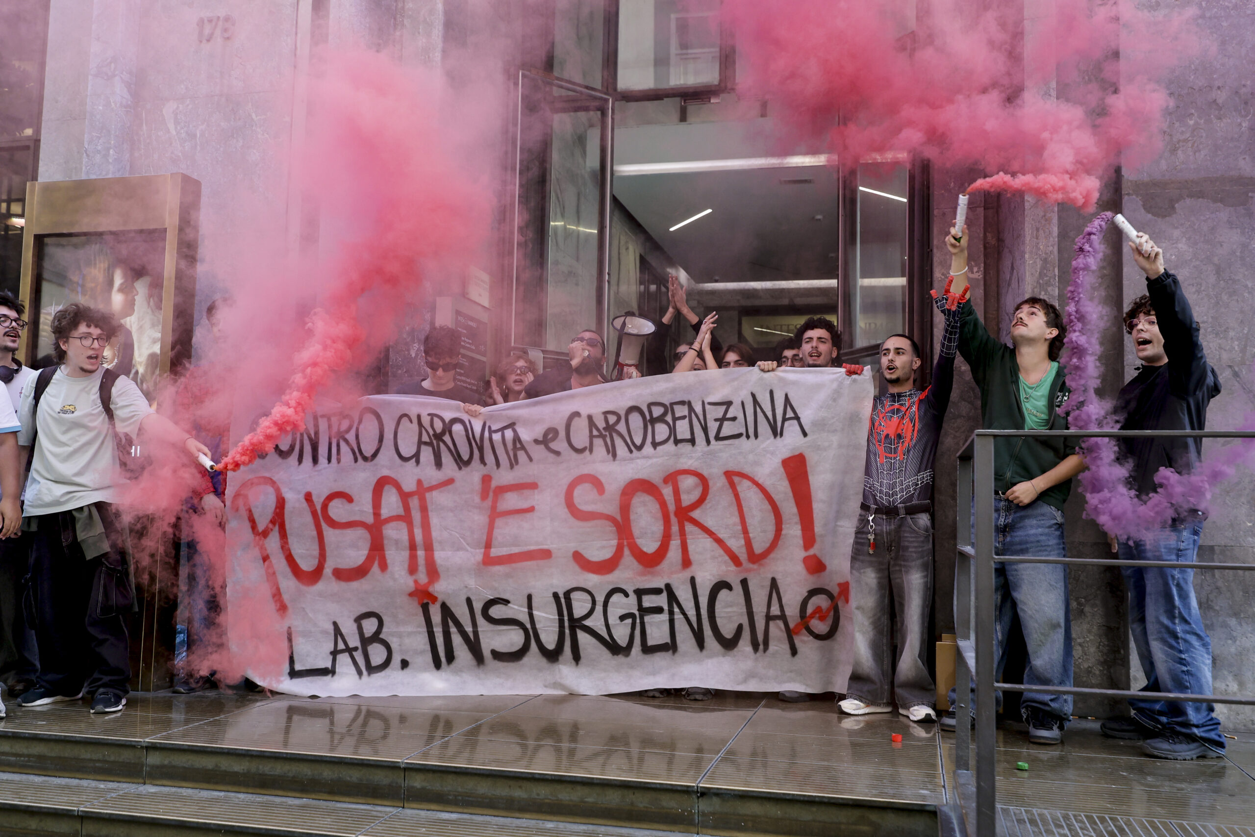 Mii de tineri au ieșit în stradă în Italia pentru a protesta împotriva scumpirilor și a cheltuielilor militare
