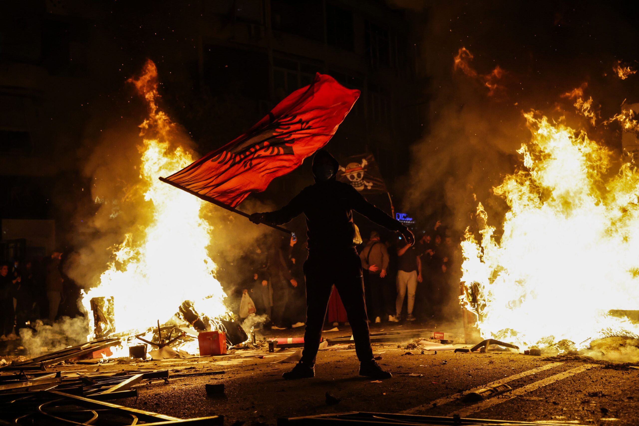Mii de oameni au protestat la Tirana pentru demisia premierului Edi Rama