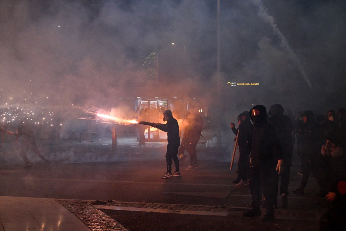 Violente în Tirana: Poliția a folosit gaze lacrimogene și tunuri cu apă împotriva manifestanților