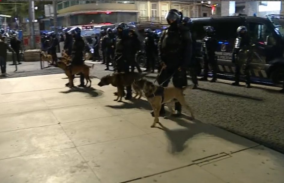 Intervenție violentă a poliției în Lisabona: au fost evacuate corturile protestatarilor împotriva crizei locuințelor