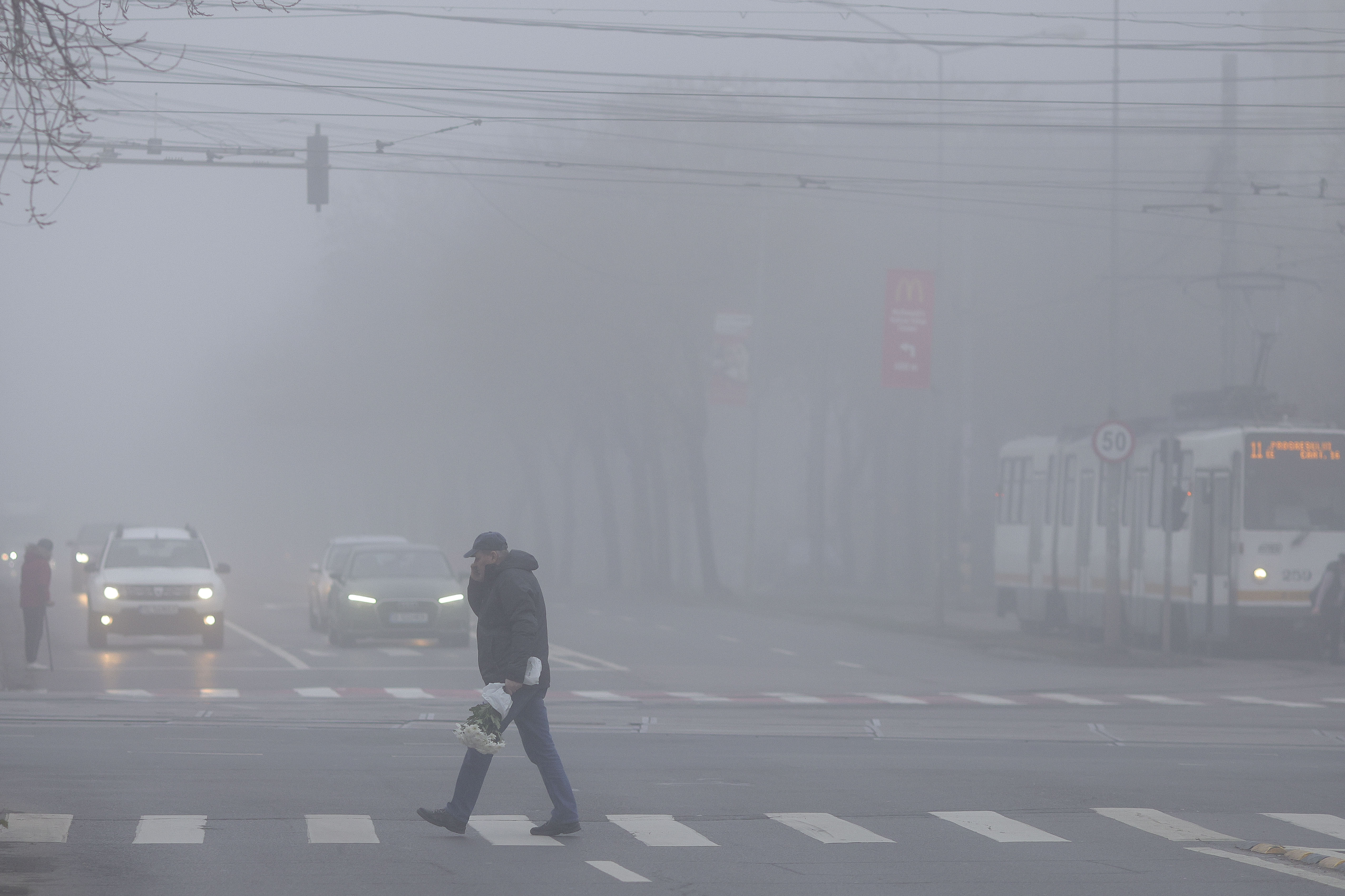 Cod galben de ceață densă în București și pe autostrăzi. Vizibilitatea este redusă sub 200 de metri