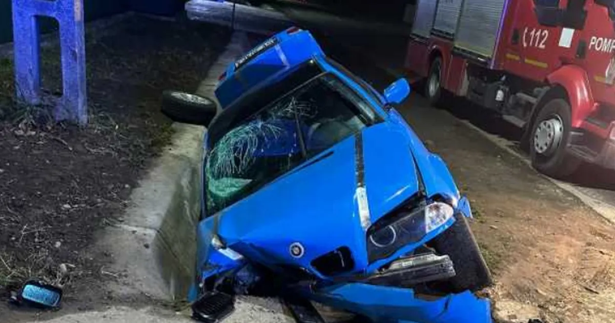 Accident grav în județul Neamț: Cinci tineri au ajuns la spital după ce un BMW a derapat în șanț
