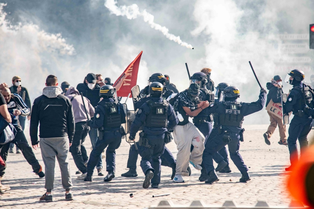 Europa este afectată de proteste violente din cauza degradării nivelului de trai și a costurilor la locuințe