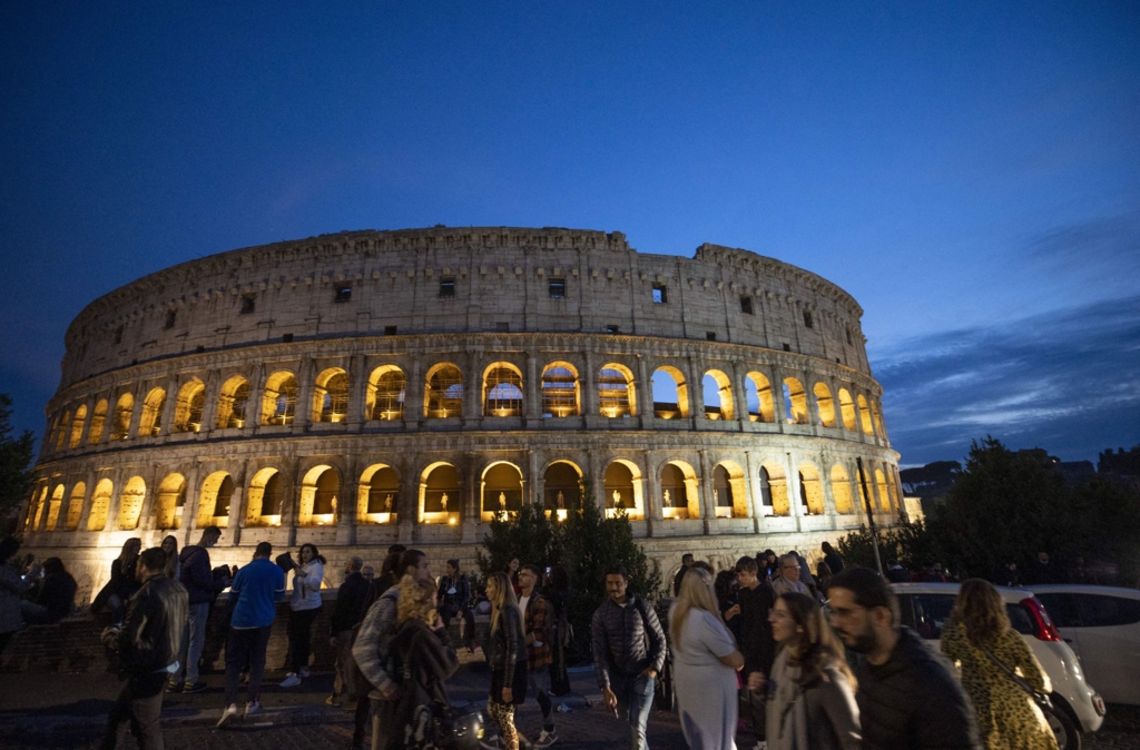 Confruntări violente la Colosseum: protestatari și forțe de ordine în Roma