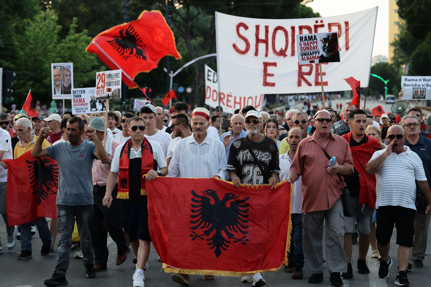 Albania, măsuri legislative noi pentru sancționarea manifestanților violenți