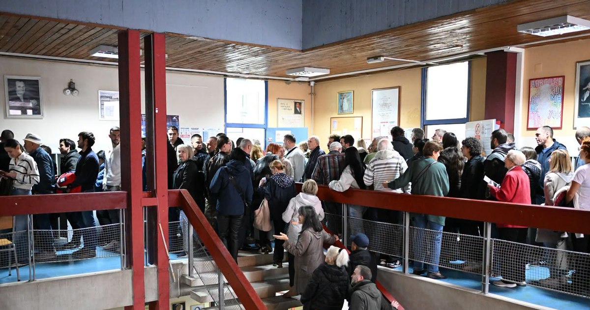 Secțiile de vot s-au închis în Serbia în contextul unei participări masive la alegerile anticipate