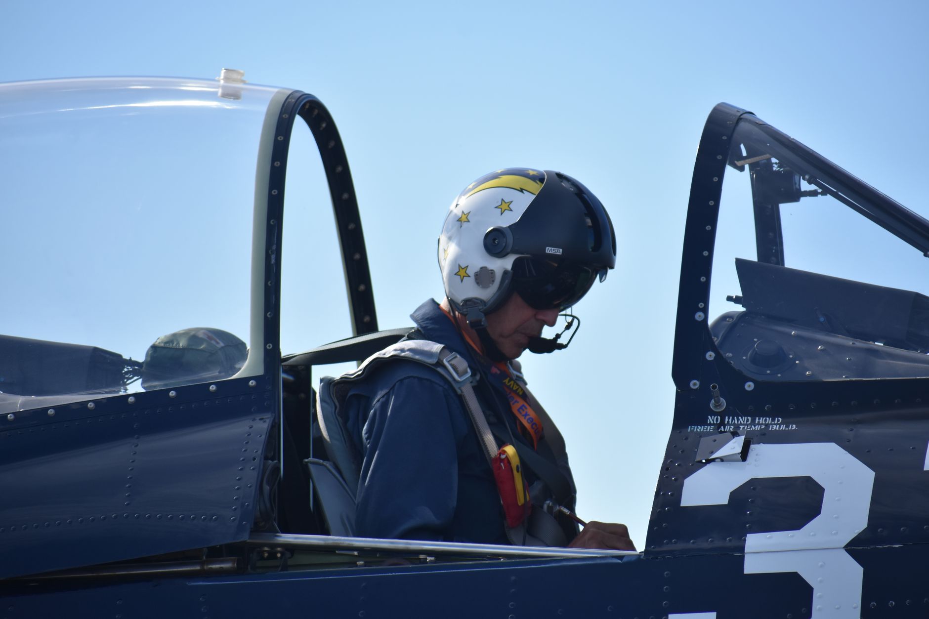 Un pilot de vânătoare a suferit timp de 18 luni de dureri de cap, dar cauza a fost neașteptată