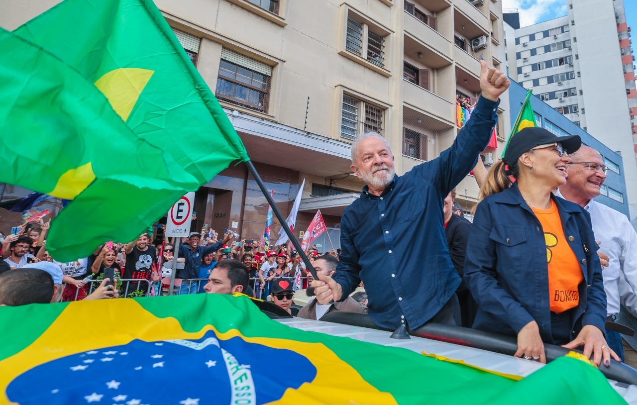 Lula a câștigat al patrulea mandat de președinte al Braziliei, în timp ce Flavio Bolsonaro contestă rezultatul