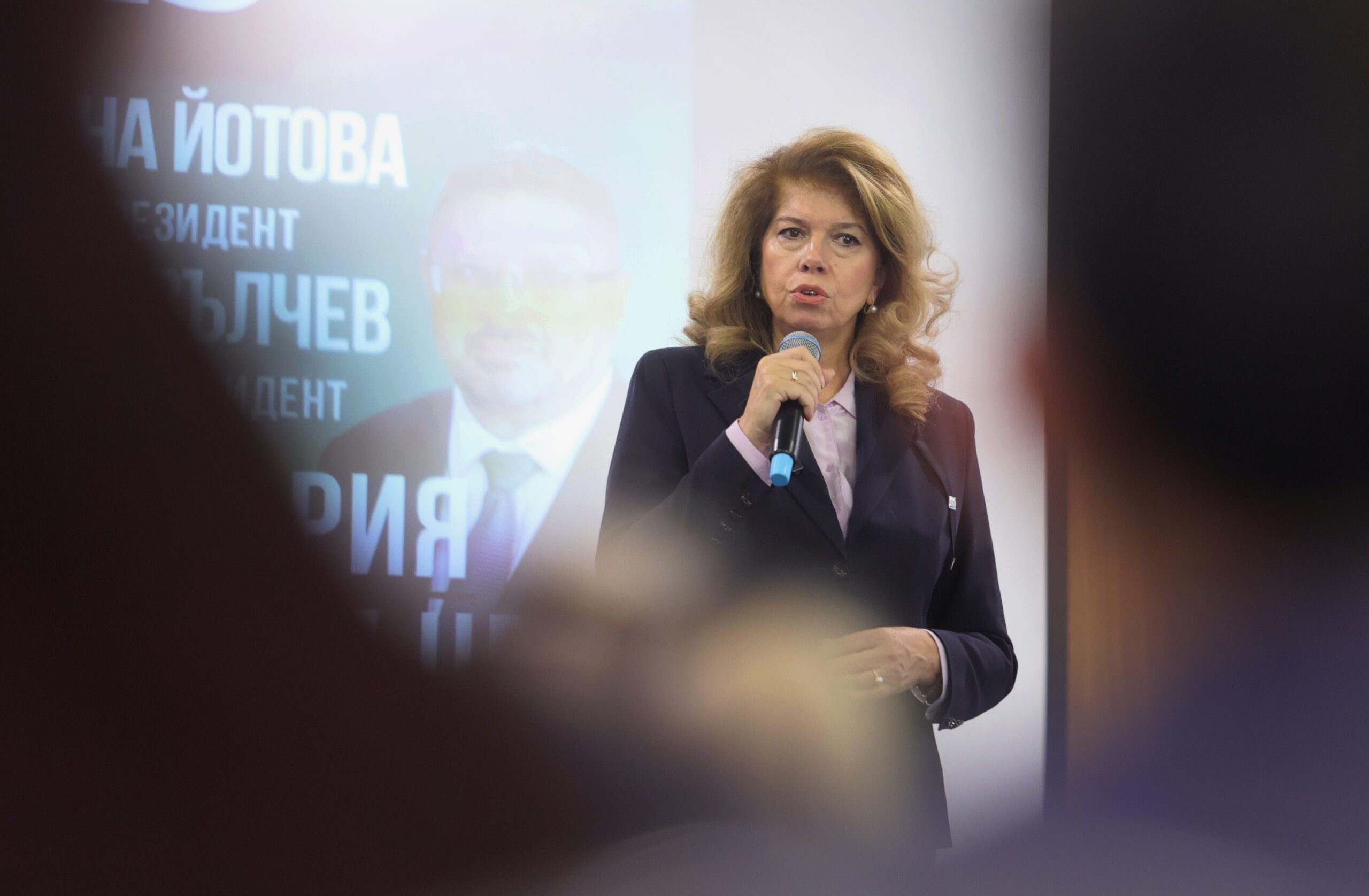 Alegeri prezidențiale în Bulgaria: Iliana Iotova și Andrei Ghiurov se pregătesc pentru turul al doilea