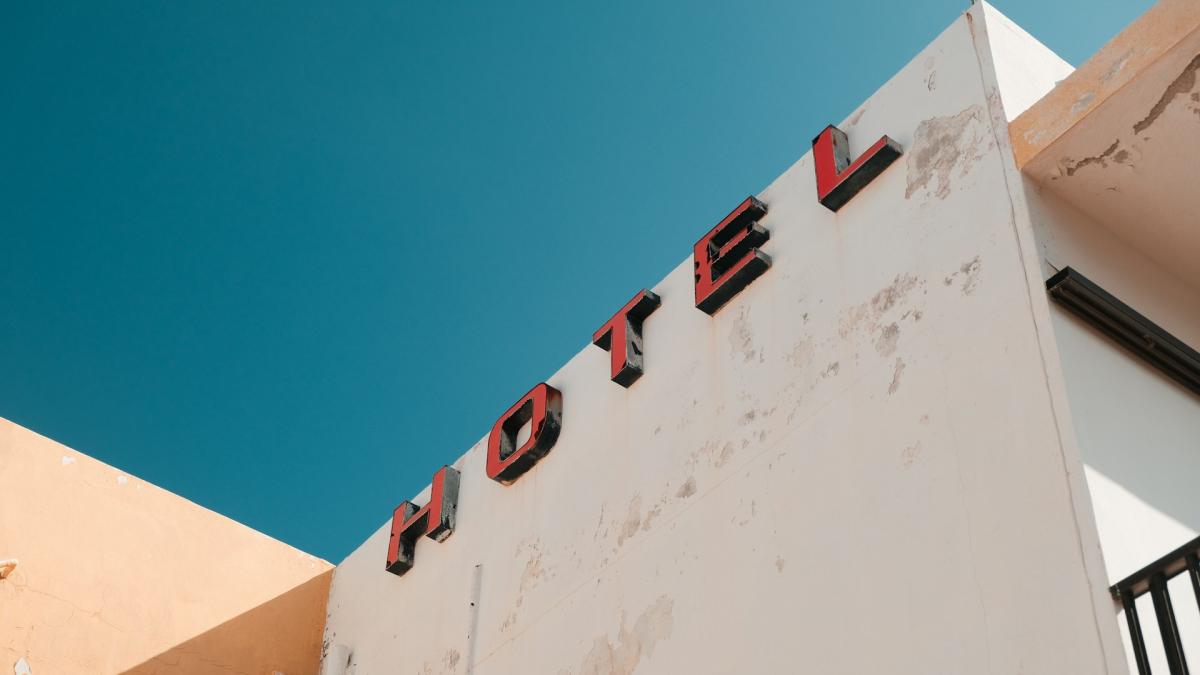 Criza în turismul românesc: Sute de hoteluri și pensiuni sunt scoase la vânzare