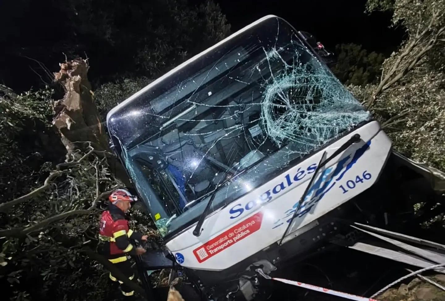 Accident grav în Spania: Un autobuz cu turiști a căzut într-o râpă de 20 de metri în Catalonia