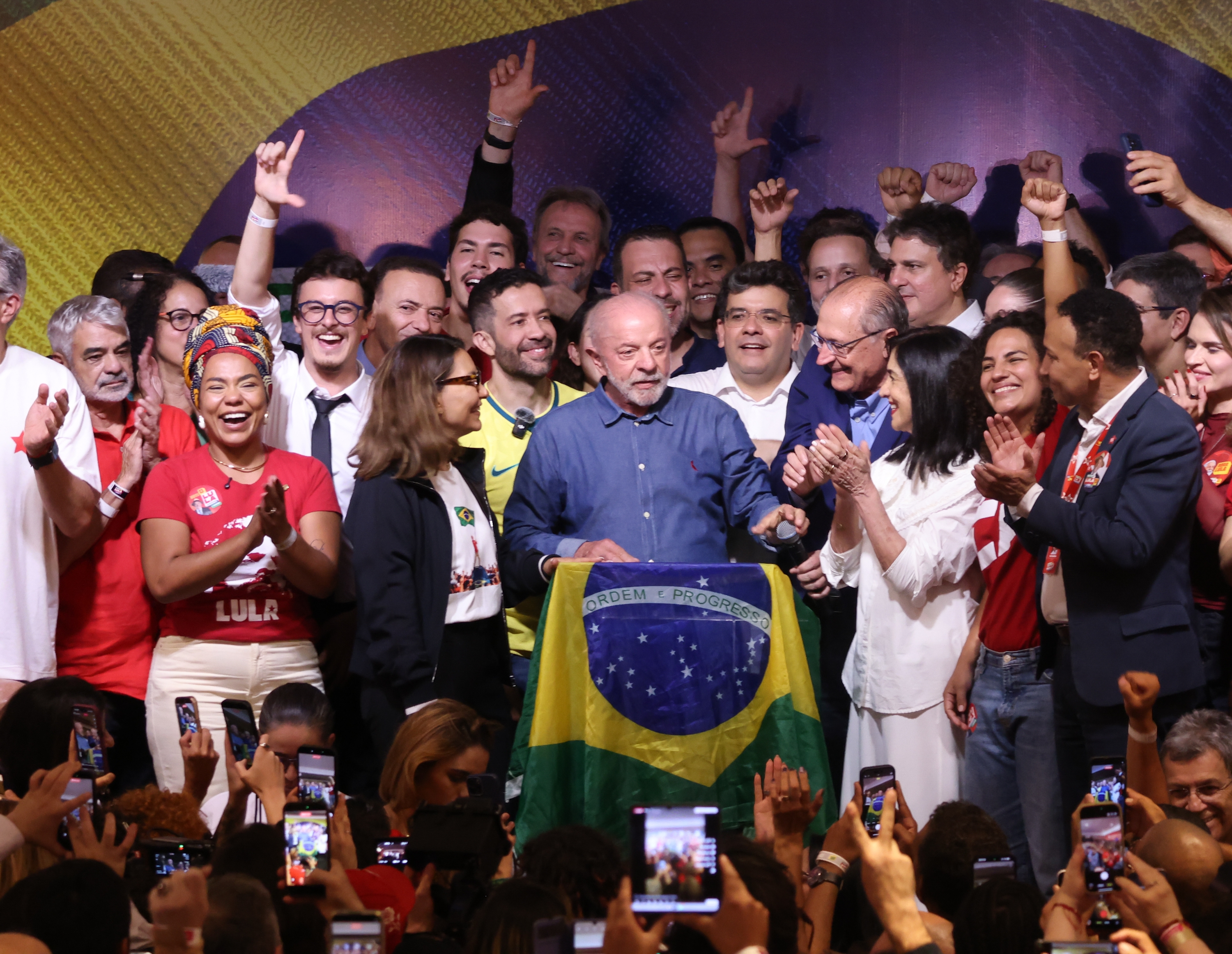Luiz Inacio Lula da Silva câștigă al patrulea mandat de președinte al Braziliei după un scrutin extrem de strâns
