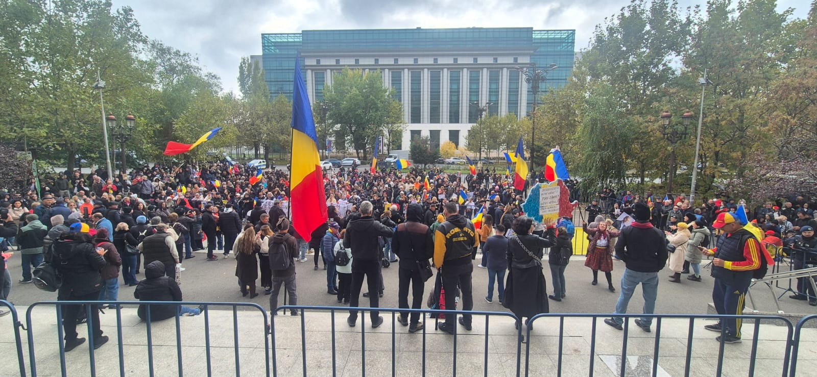 Manifestație în fața Tribunalului București pentru susținerea lui Călin Georgescu