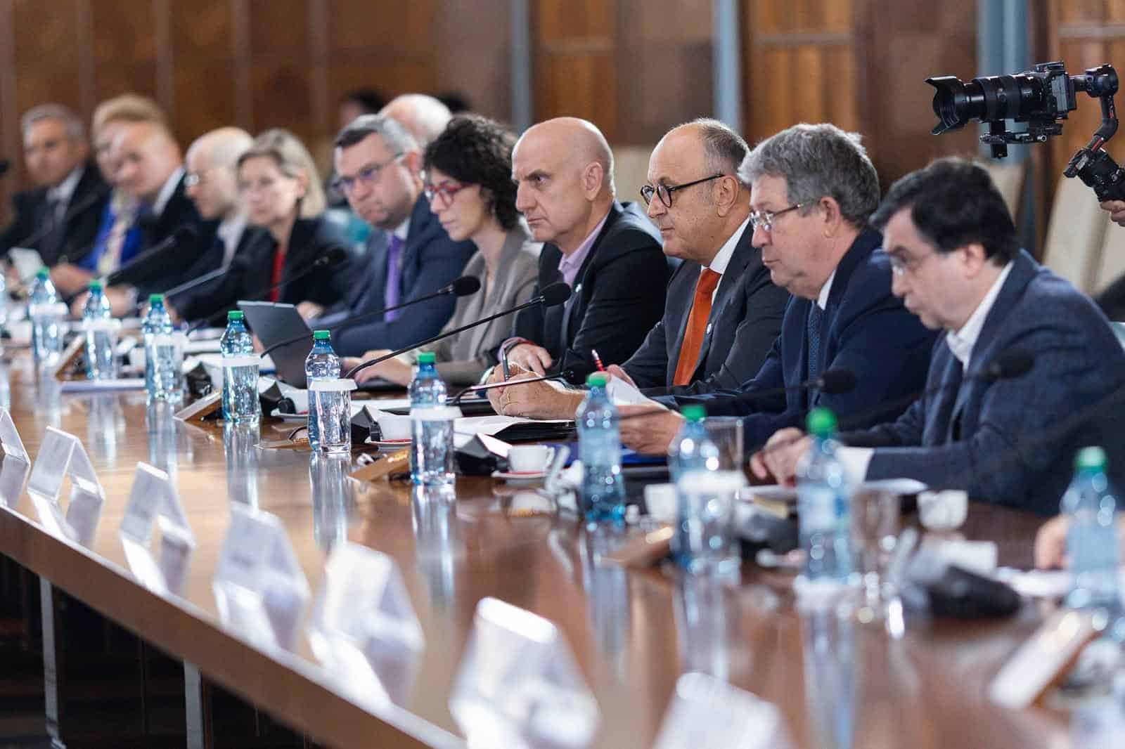 Premierul Luca Niculescu a cerut repornirea motoarelor economiei după prima întâlnire cu mediul de afaceri