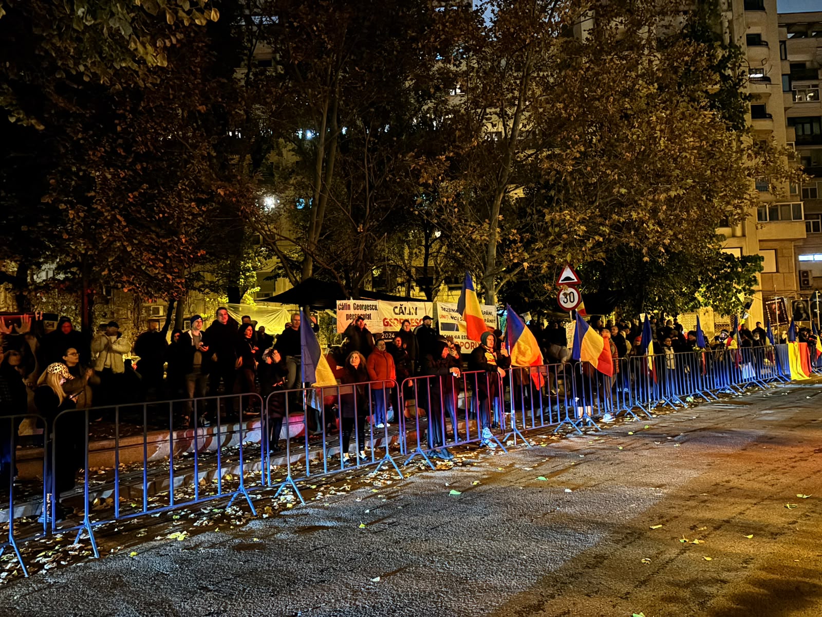 Călin Georgescu este eliberat din arest după 30 de zile. Protestele continuă în fața Arestului Central