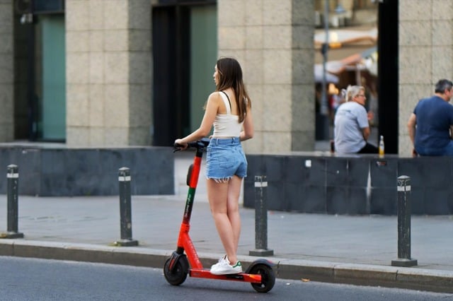 Se impune purtarea obligatorie a căștii pentru utilizatorii de trotinete și biciclete electrice, indiferent de vârstă