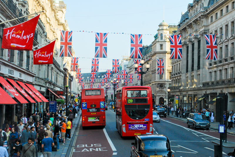 Oxford Street din Londra devine pietonală: începe transformarea celei mai importante artere comerciale