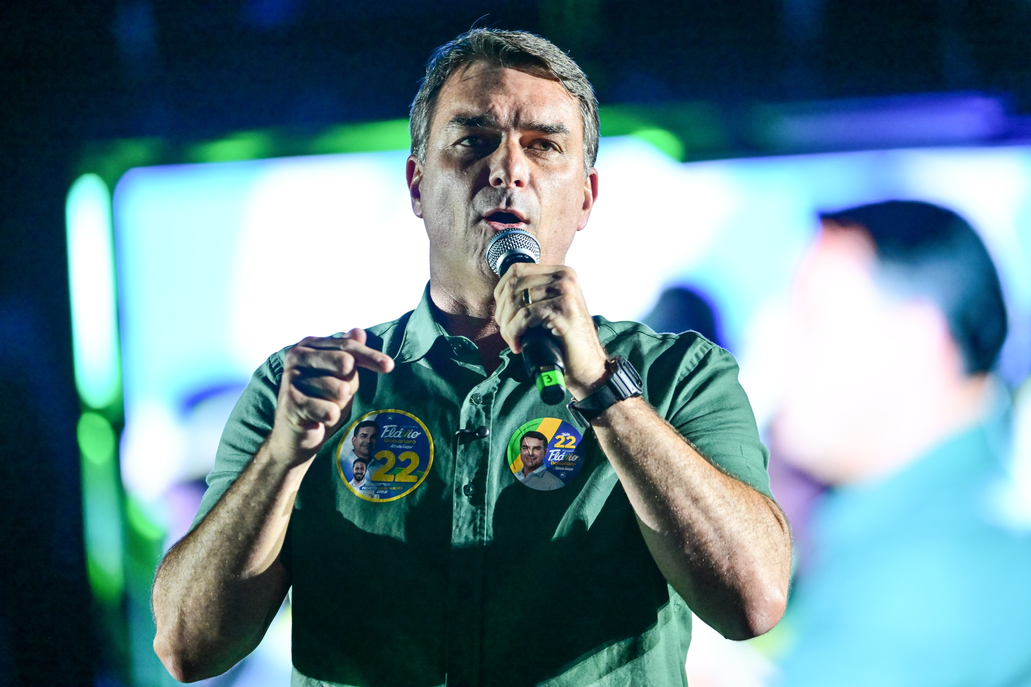 Flavio Bolsonaro susține că i s-a interzis ieșirea din Brazilia și i s-au cerut pașapoartele