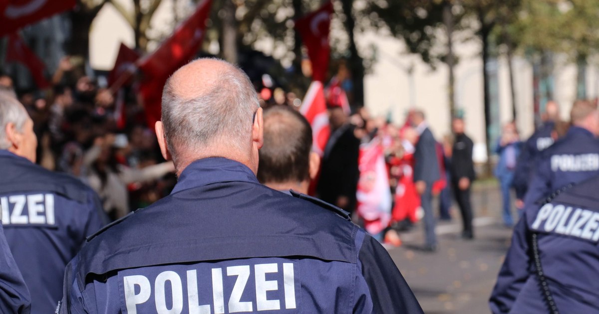 Violență în Germania: un autoturism a intrat într-un grup de oameni, provocând răniri și schimburi de focuri