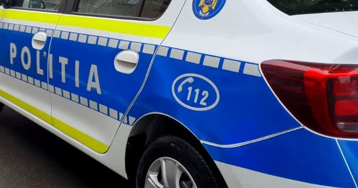Trafic oprit pe DN 72 după ce un camion cu substanțe chimice s-a răsturnat lângă Dărmănești