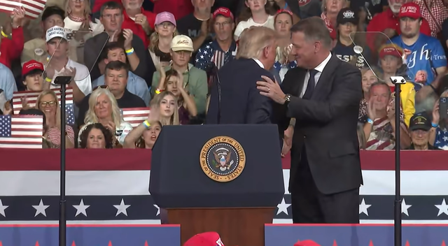 Controverse în Germania după ce șeful Audi a apărut alături de Donald Trump la un miting electoral