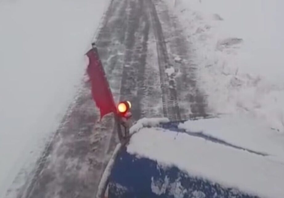 Autoritățile decid marți dacă se închide circulația pe Transfăgărășan din cauza ninsorilor abundente